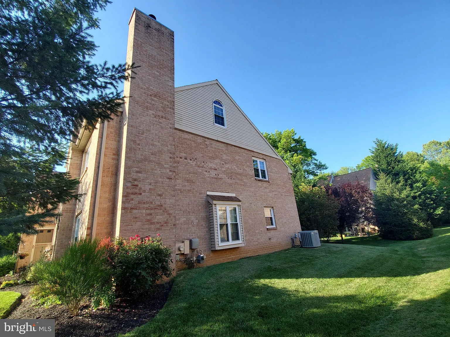 2 bed, 2.5 bath, 1743 sqft, $2,700 — Photo 4