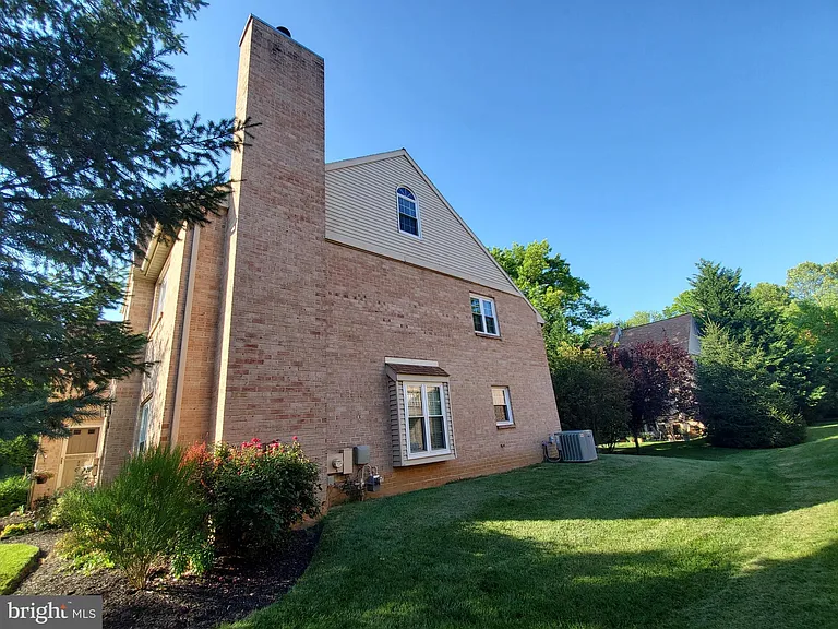 37 Rampart Dr — Photo 4