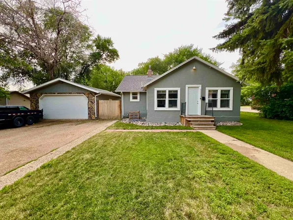 1117 8th St NW, Minot, ND 58703