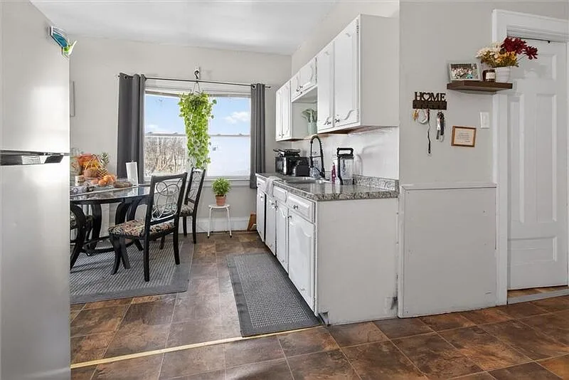 2 bed, 1.0 bath, 900 sqft, $1,400 — Photo 1