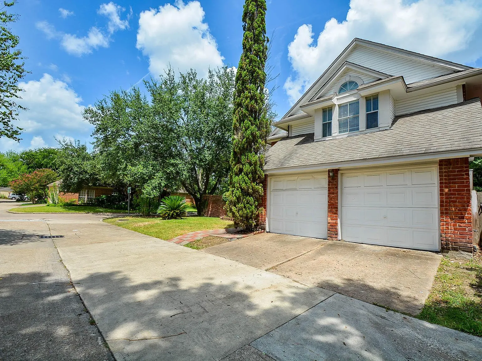 3 bed, 2.5 bath, 2447 sqft, $2,350 — Photo 2