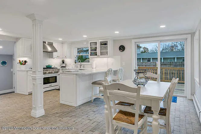 519 Saint Clair Ave — Photo 8