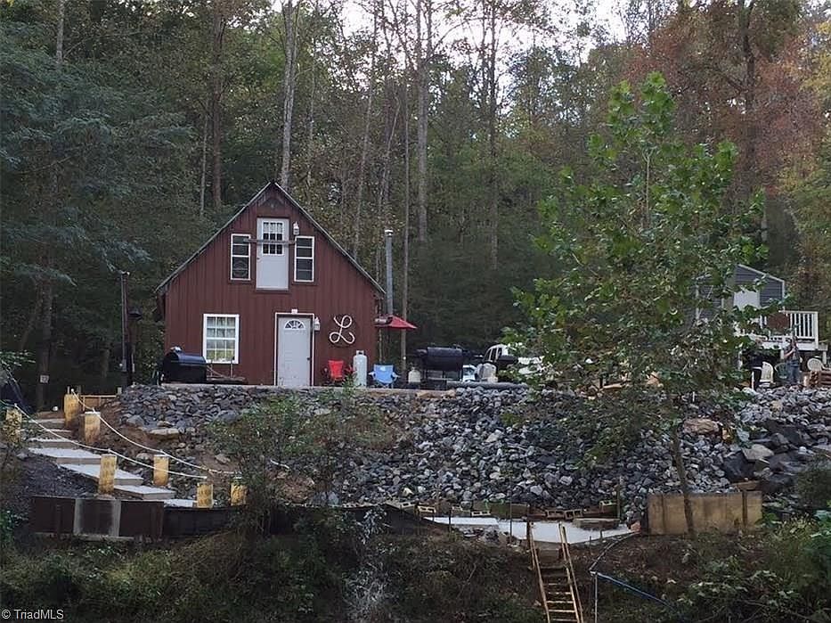 1st image of 960 Riverview Rd