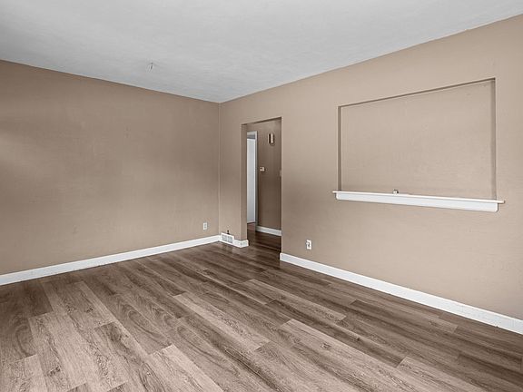 4th image of 2919 42nd St