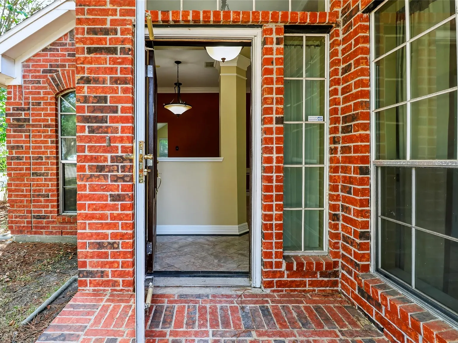 4 bed, 2.0 bath, 2072 sqft, $2,350 — Photo 4
