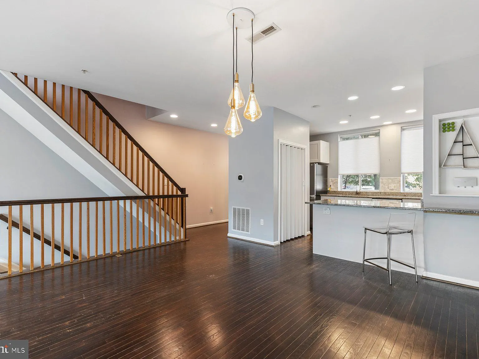 3 bed, 3.0 bath, 2000 sqft, $3,200 — Photo 3
