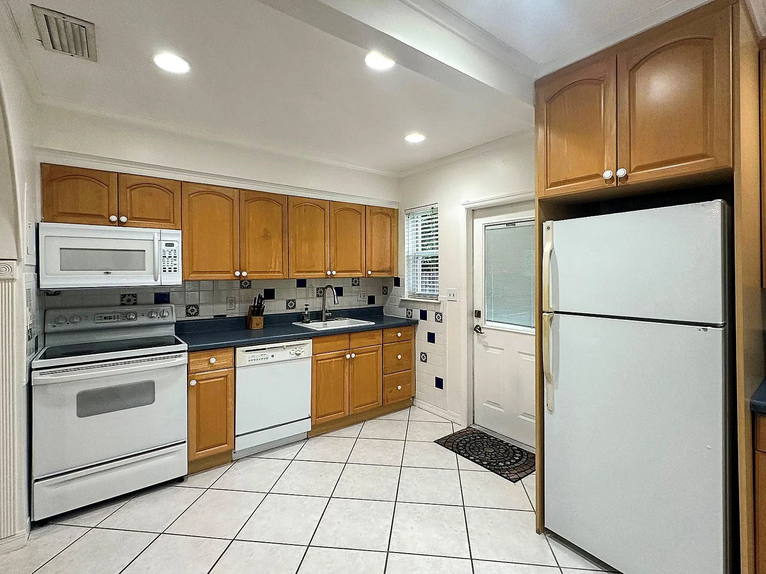 2 bed, 1.0 bath, 870 sqft, $2,400 — Photo 3