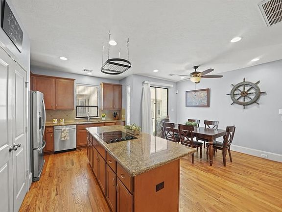 4th image of 711 Saint Charles St