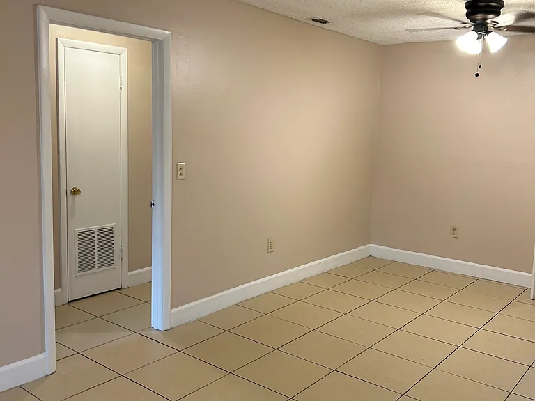 408 Banyon Tree Cir #200 — Photo 6