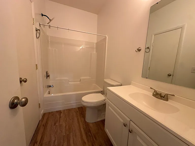 University Park Apartments near Cornell University — Photo 370