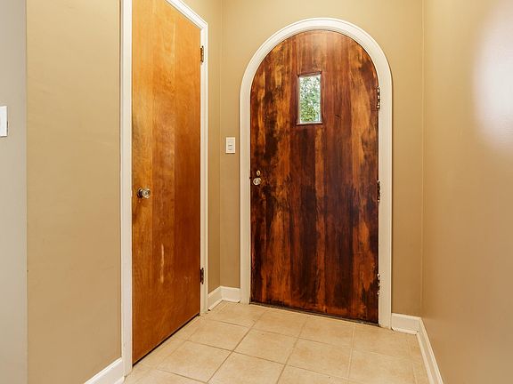 4th image of 807 James Ave