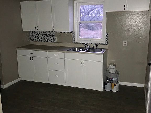 3rd image of 710 S Bryan Ave