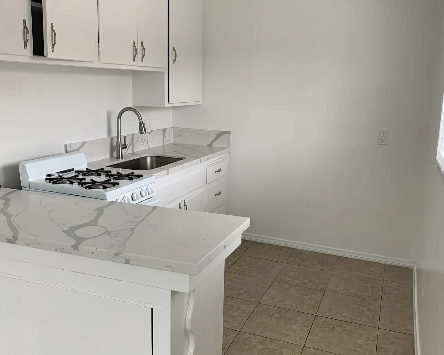 2 bed, 725 sqft, $2,400 — Photo 2