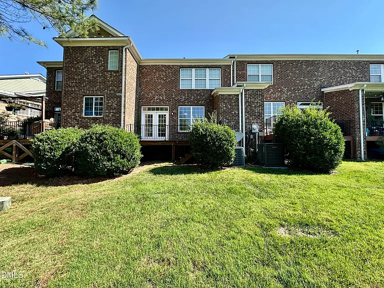 323 Longchamp Ln — Photo 33