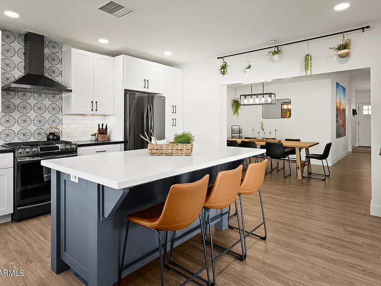1027 W Peralta Ave — Photo 1