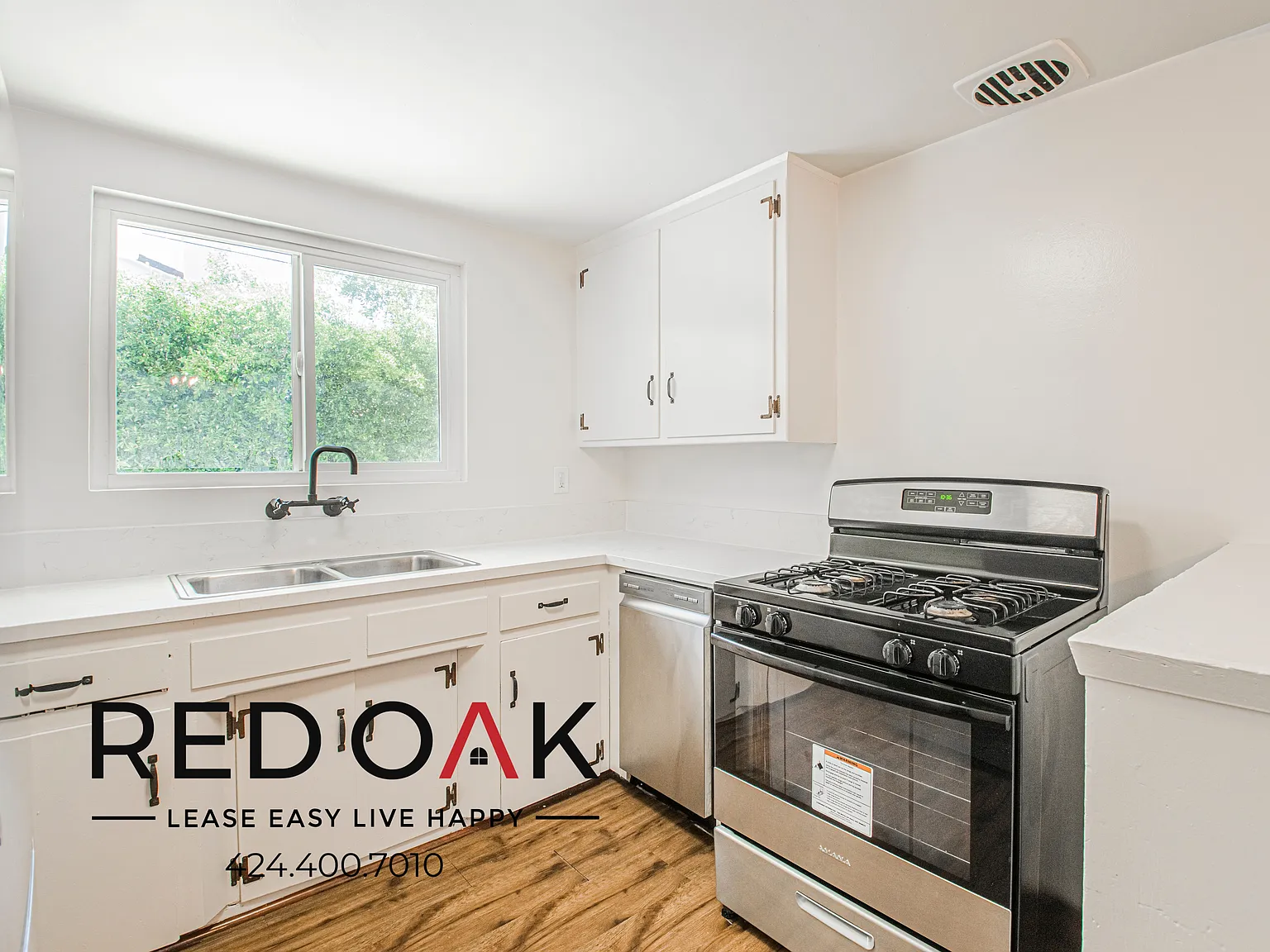 Bright and Welcoming One Bedroom with Air Conditioning, On-Site Laundry, and Included Parking ~ I... — Photo 2
