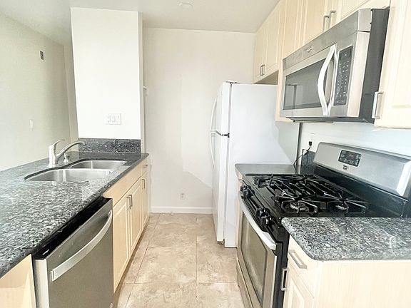 4th image of 862 S Ardmore Ave #108