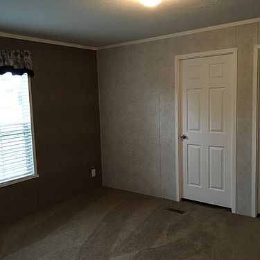 4th image of 1826 Bloomfield Dr