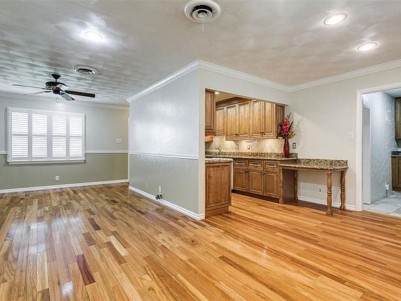 4th image of 1004 Crane Dr