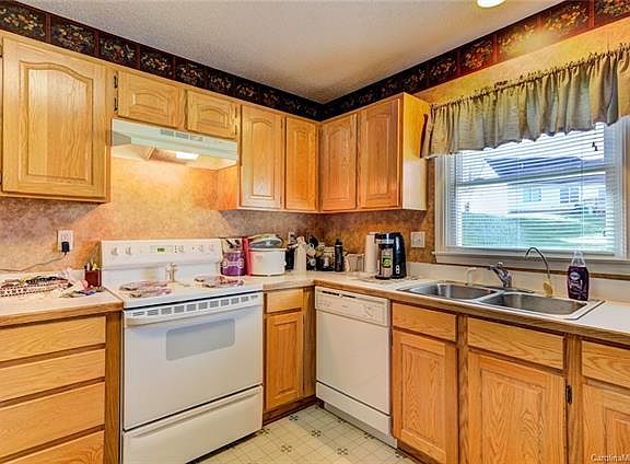 2nd image of 114 Hidden Creek Dr