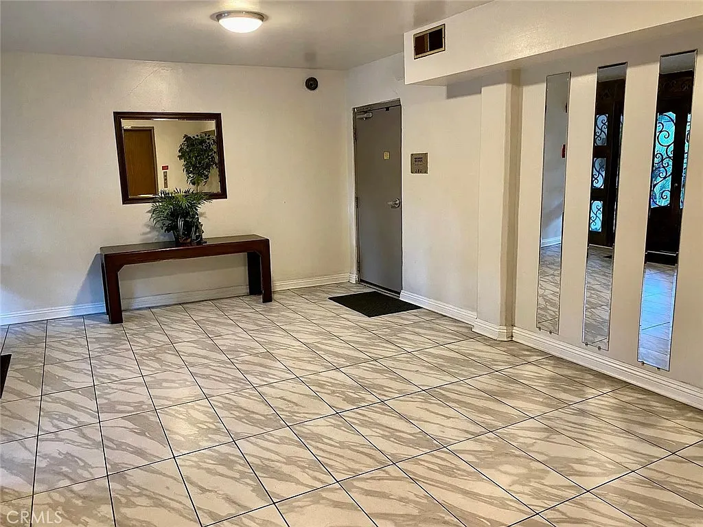 2 bed, 2.5 bath, 1956 sqft, $3,995 — Photo 4