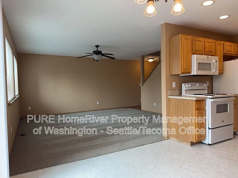 3 bed, 2.5 bath, 1383 sqft, $2,550 — Photo 4