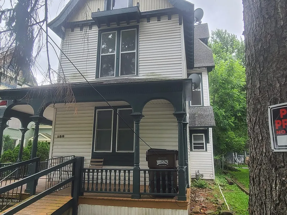 135 W 1st St #1