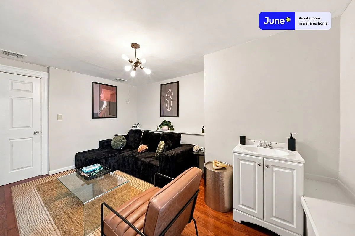 Queen bedroom in 7 bed/2 bath home in Allston #834 D — Photo 4