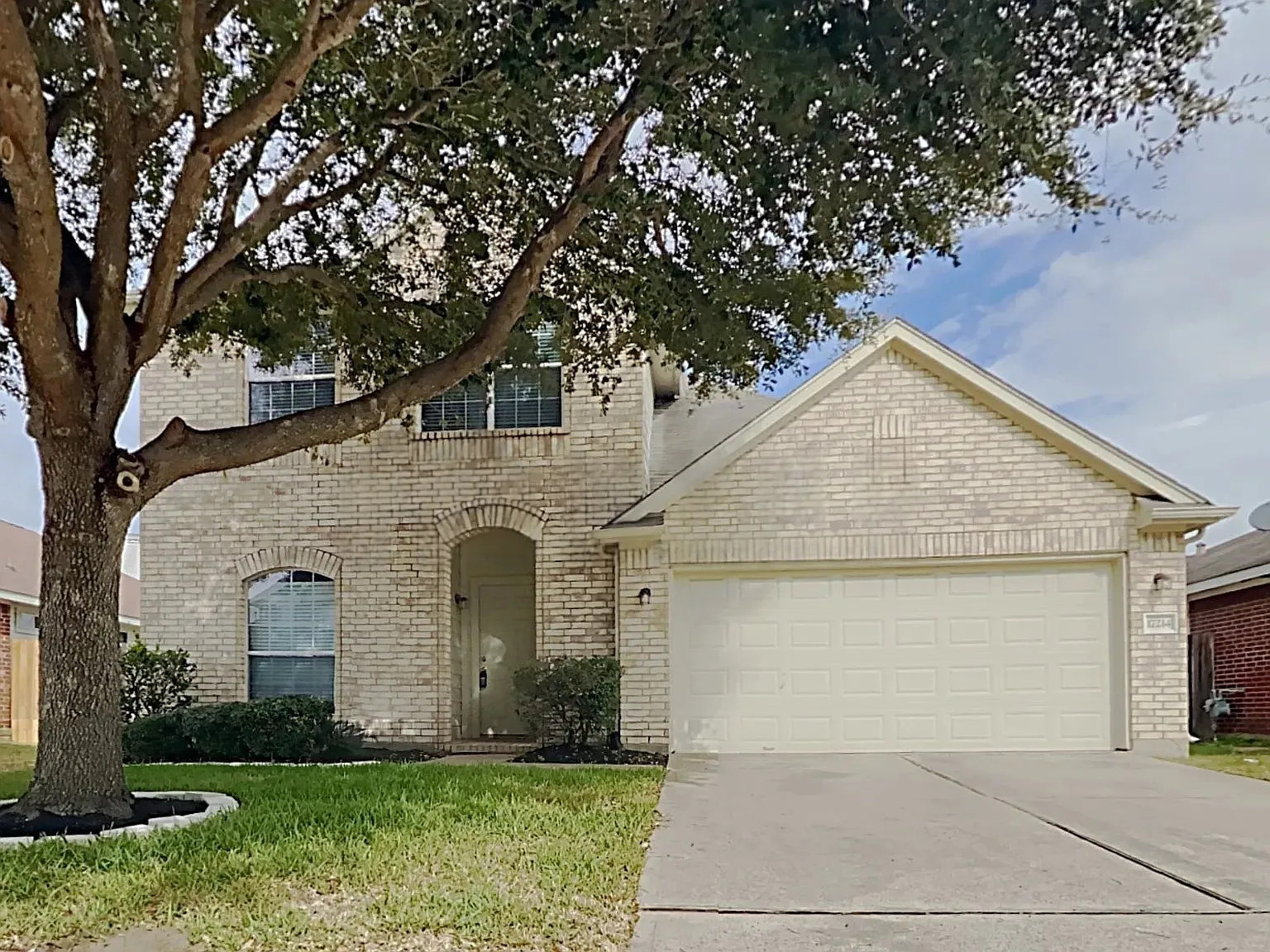 4 bed, 2.5 bath, 2024 sqft, $2,000 — Photo 1