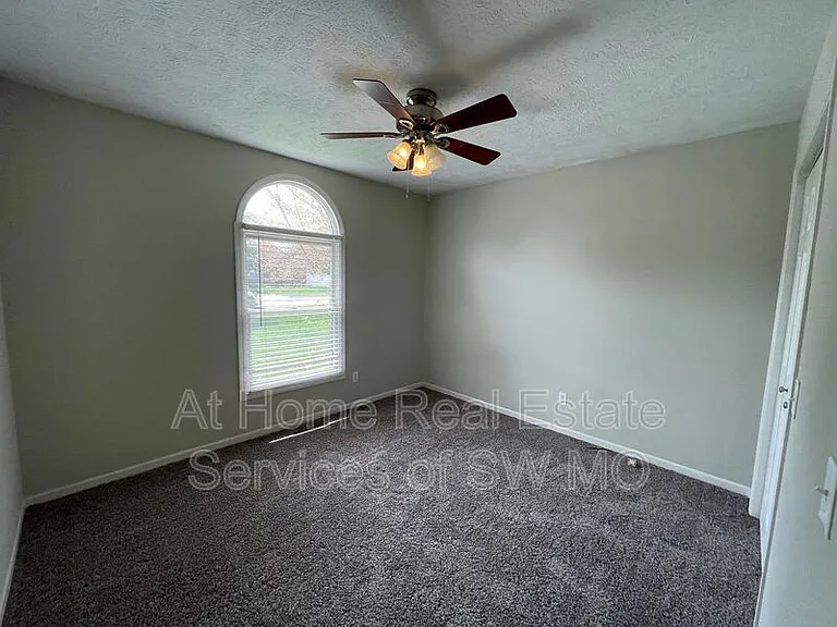 609 E Sunset St — Photo 9