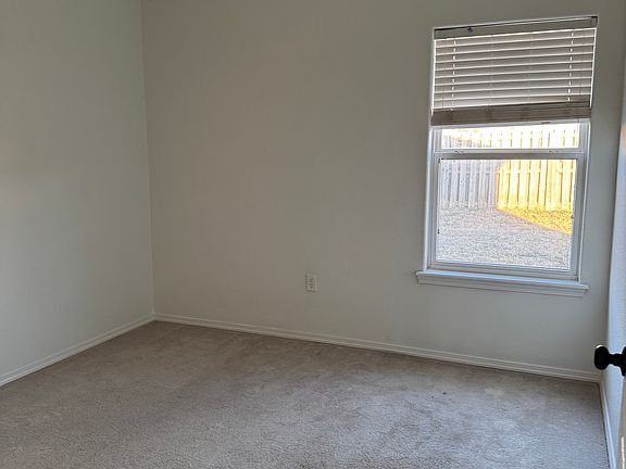 5th image of 803 SW River Rock St