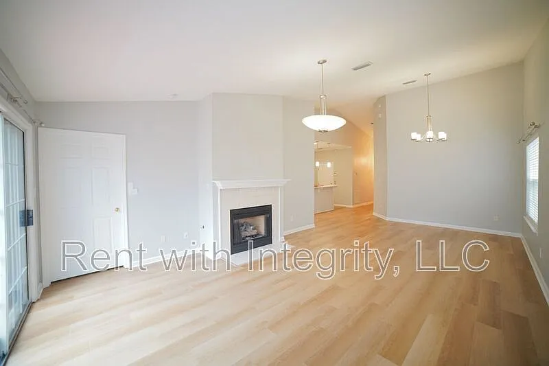 3 bed, 2.0 bath, 1361 sqft, $1,995 — Photo 3