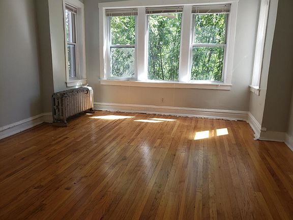 2nd image of 3308 W Ainslie St #3