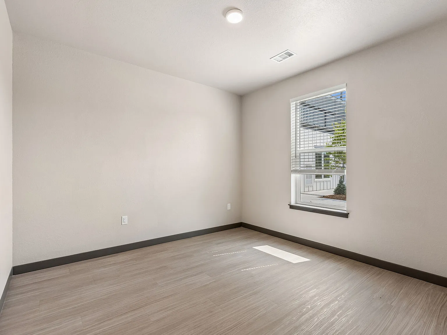 The Bluebird Townhome + Den — Photo 4