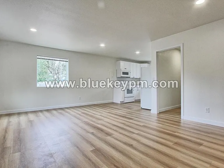 2905 Main St — Photo 2