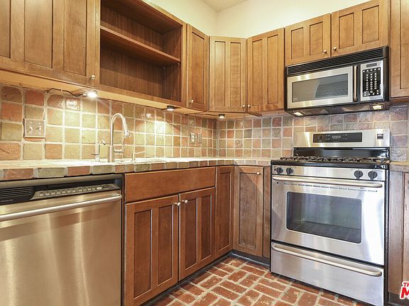 5th image of 828 N Hudson Ave APT 212