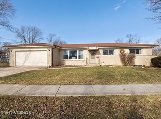 1900 W Estates Dr, Mount Prospect, IL 60056