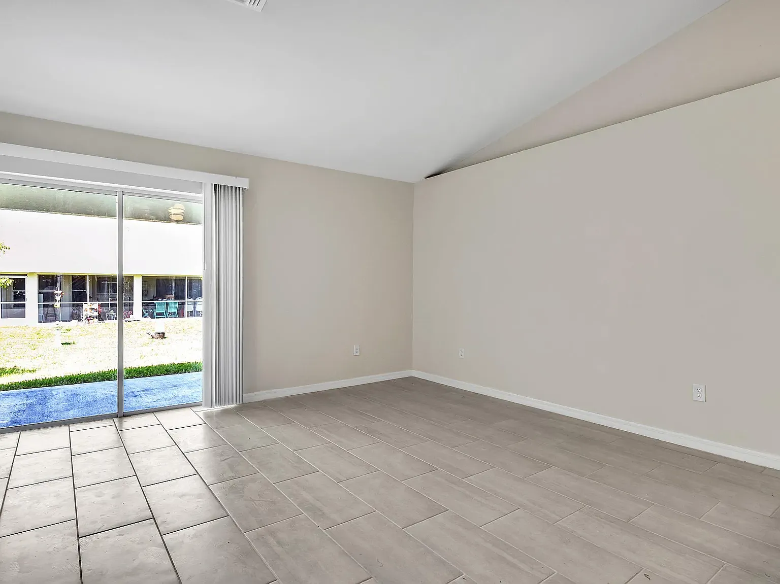 4622 SW 8th Ct — Photo 4