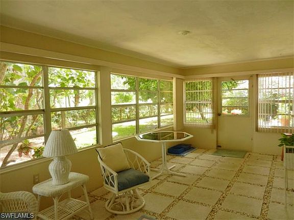 5th image of 888 Entrada Dr S