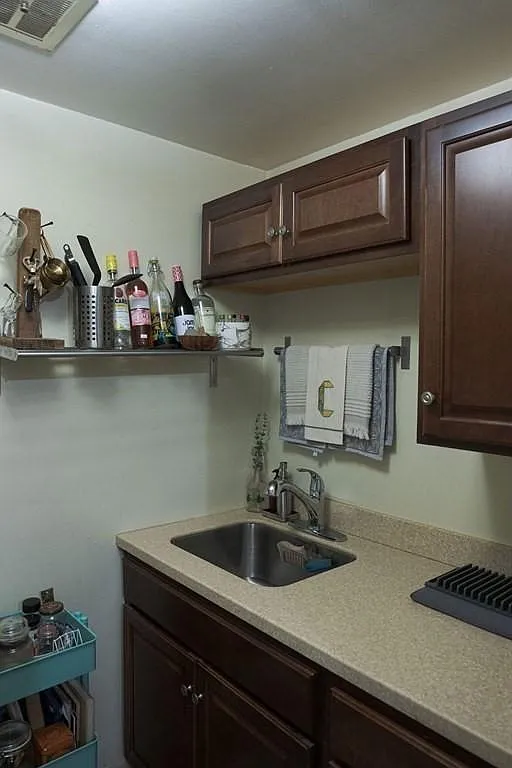 Studio, 450 sqft, $2,500 — Photo 4