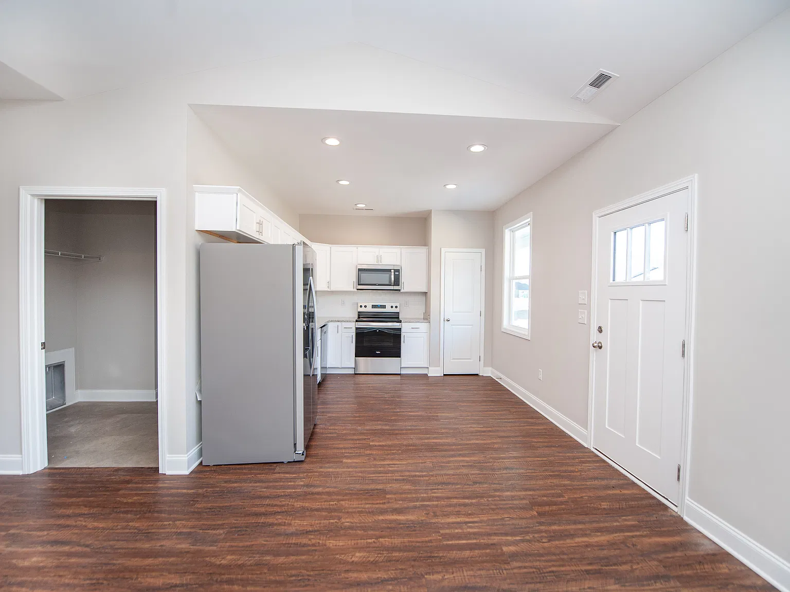 3 bed, 1100 sqft, $1,600 — Photo 4