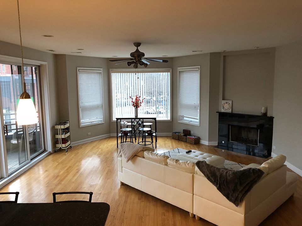 Spacious living room 