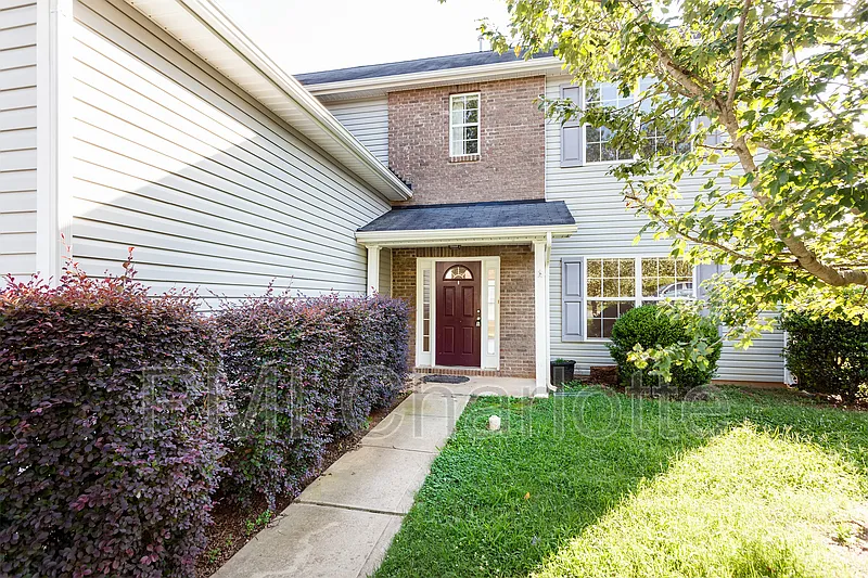 4 bed, 2.5 bath, 2256 sqft, $2,275 — Photo 4