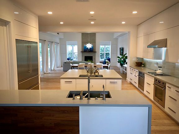 Modern chef's kitchen!