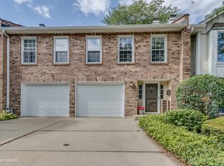 237 Stone Manor Cir, Batavia, IL 60510