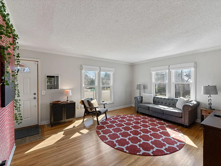 2901 Zenith Ave N — Photo 4