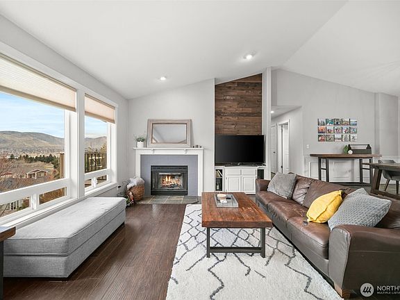 3rd image of 712 Vista View Place