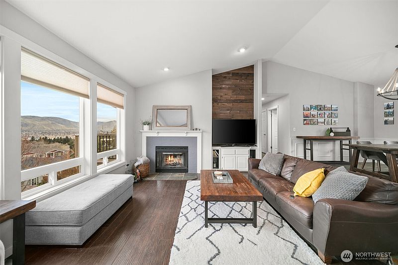 3rd image of 712 Vista View Place