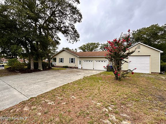 3rd image of 1506 E Oak Island Drive