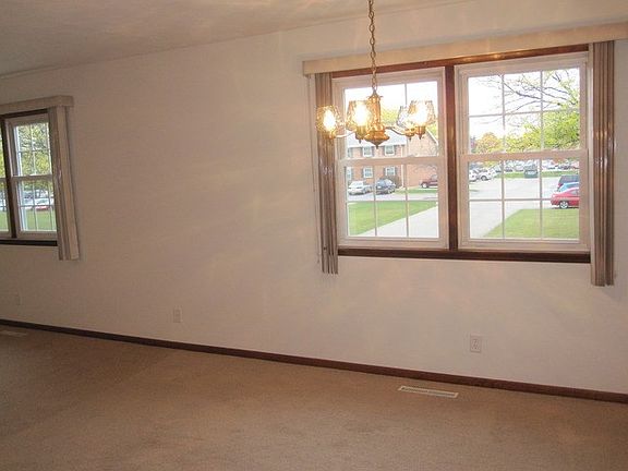 4th image of 434 E Grand Dr